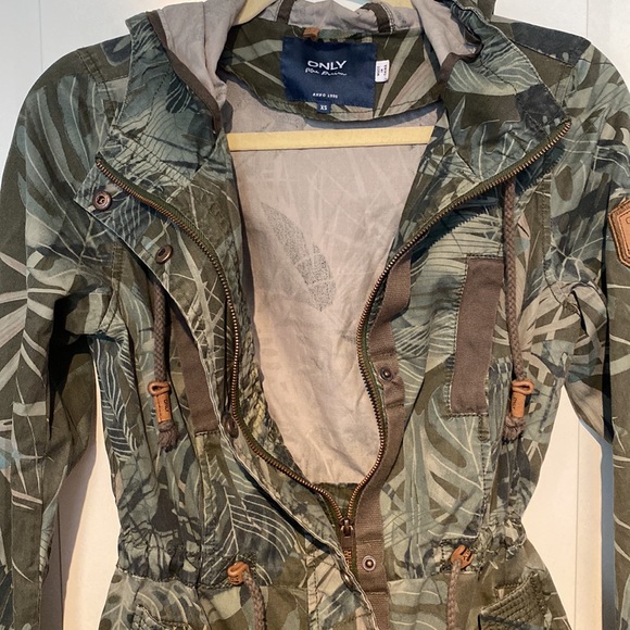 ONLY Green Tropical Hooded Jacket, size XS - Picture 3 of 4